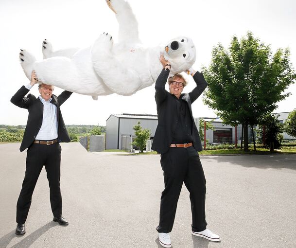 Michael und Holger Eckert vor knapp zehn Jahren vor ihrem Markgröninger Unternehmen. Der Eisbär sei ein Symbol der Kältetechnik-Branche, auch ein Wegbegleiter der Familie, sagt Holger Eckert. An dieses Foto mit seinem Bruder erinnert er sich gern.
