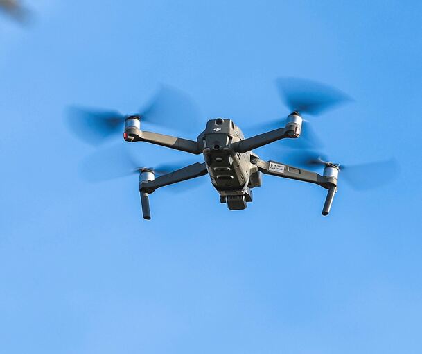 Handelte es sich bei der Sichtung am Ende des Gelöbnisse der Bundeswehr wirklich um eine Drohne? Die Polizei reagiert zurückhaltend.