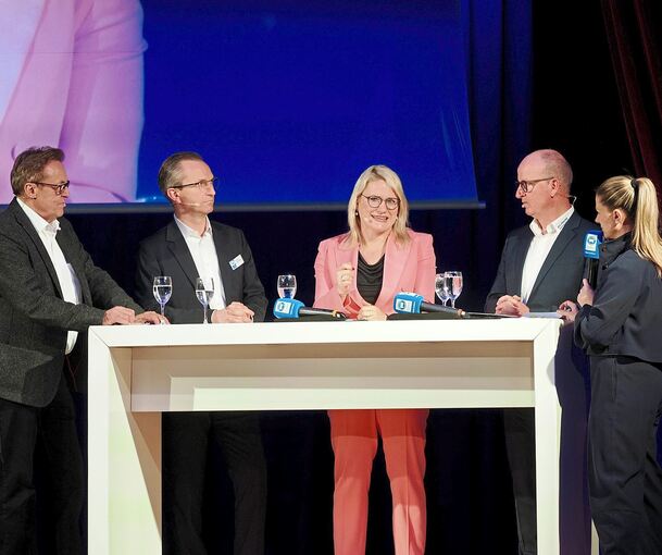 Christina Stumpp (Mitte) beantwortet nach ihrem Impulsvortrag in der Musikhalle Fragen von Podium und Publikum.