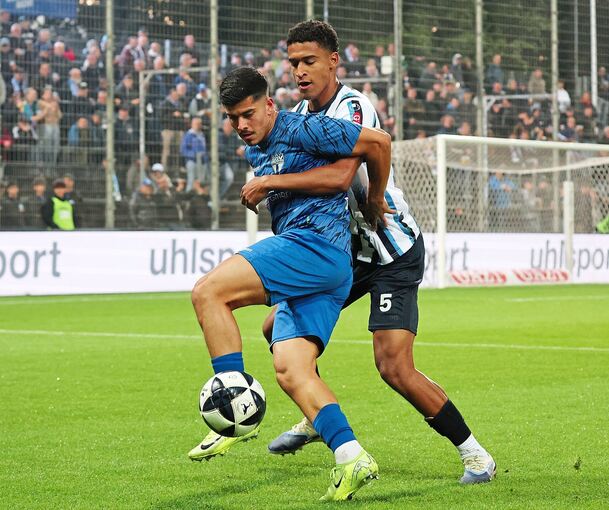 Stark am Ball: Freibergs Henrick Selitaj (links), hier im Zweikampf gegen Jacob Danquah von den Stuttgarter Kickers.