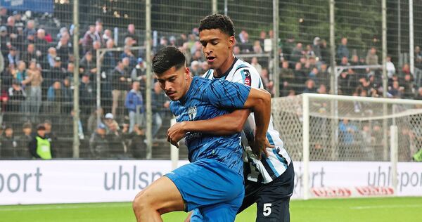 Stark am Ball: Freibergs Henrick Selitaj (links), hier im Zweikampf gegen Jacob Danquah von den Stuttgarter Kickers.