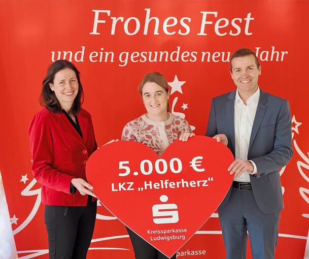 Traditionsgemäß kommt die Auftaktspende für die LKZ-Aktion Helferherz von der Kreissparkasse Ludwigsburg. Am Freitag überreichten Pressesprecherin Isabel Kurz (links) und Vorstandsmitglied Marco Beckbissinger eine 5000-Euro-Spende an LKZ-Chefredakteu