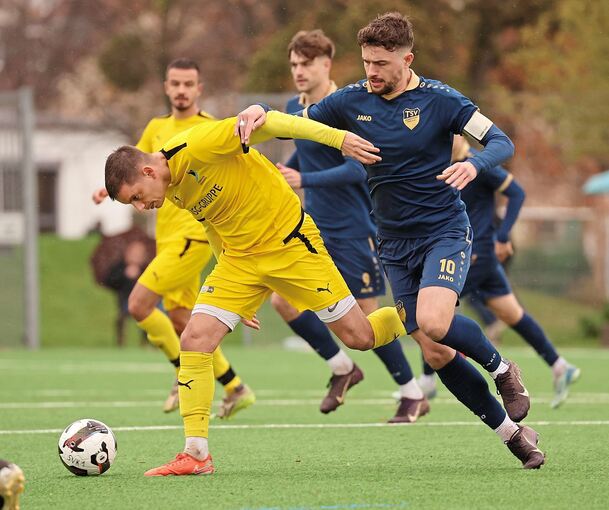 Der Heimsheimer Tim Widmaier (rechts) bringt im Laufduell Tom Schneider vom SV Kornwestheim aus dem Tritt.