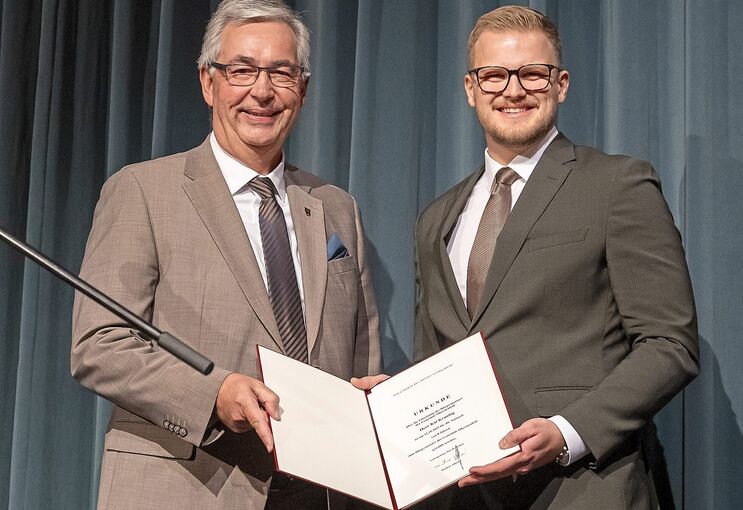 Landrat Dietmar Allgaier überreichte Kai Kraning am Donnerstagabend in Oberstenfeld die Bürgermeisterurkunde.