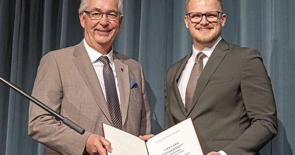 Landrat Dietmar Allgaier überreichte Kai Kraning am Donnerstagabend in Oberstenfeld die Bürgermeisterurkunde.