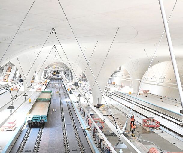 Der neue Tiefbahnhof in Stuttgart ist laut der DB-Chefin von Baden-Württemberg „hardwaretechnisch“ im Zeitplan, nicht aber bei der nötigen Digitalisierung der Strecken, weshalb selbst die teilweise Inbetriebnahme nun verschoben wurde.