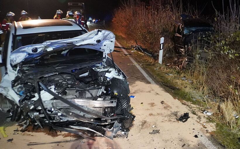 Frontalzusammenstoß mit drei Fahrzeugen