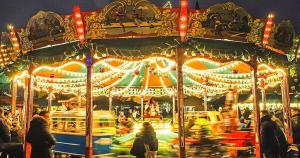 Bunte Lichter läuten die Weihnachtszeit ein.