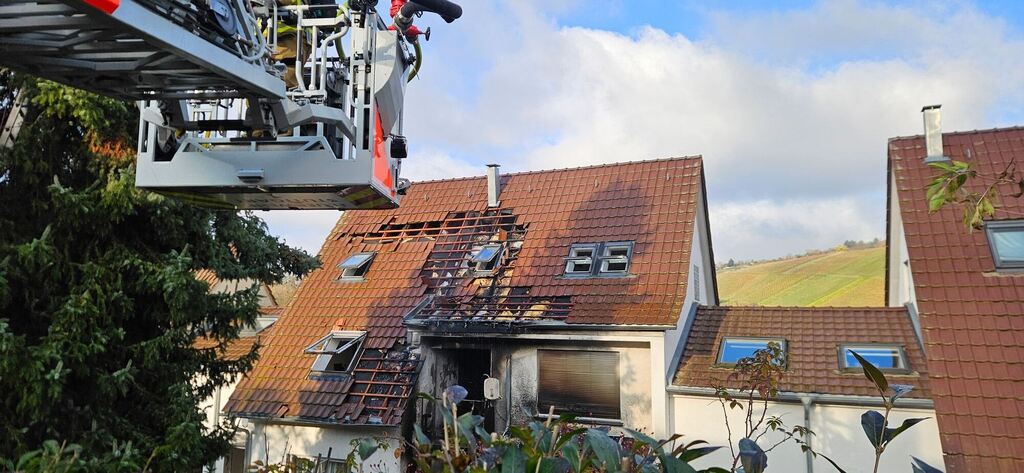 Haus in Stuttgart brennt lichterloh