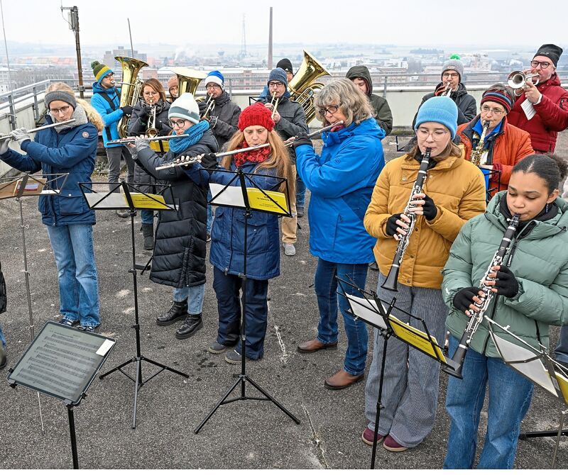 Ein Flötenensemble spielte auf.