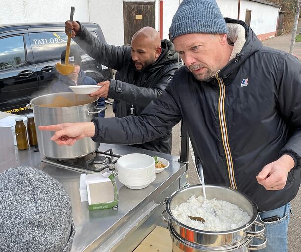 Craig Taylor und Rektor Kai Holtkamp machen den Kullen-Schülern gesundes Essen schmackhaft.