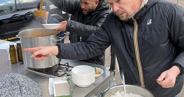 Craig Taylor und Rektor Kai Holtkamp machen den Kullen-Schülern gesundes Essen schmackhaft.