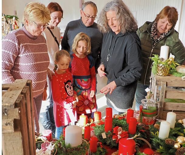 Weihnachtliche Deko und Kunsthandwerk wird in Oberriexingen angeboten.
