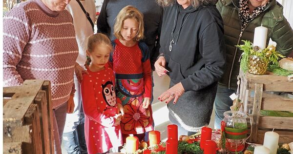 Weihnachtliche Deko und Kunsthandwerk wird in Oberriexingen angeboten.