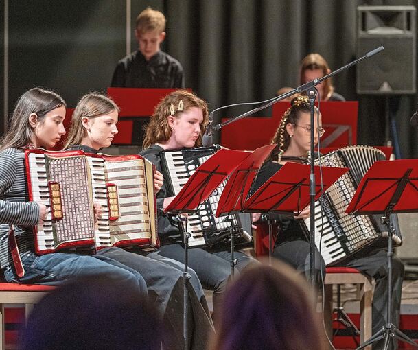 Die besondere Akustik des Keltersaals verlieh der Akkordeon-Musik eine warme Tiefe.