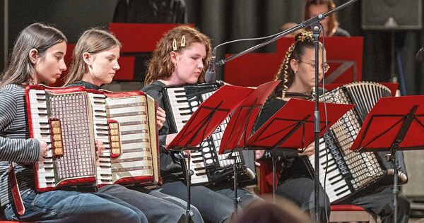 Die besondere Akustik des Keltersaals verlieh der Akkordeon-Musik eine warme Tiefe.