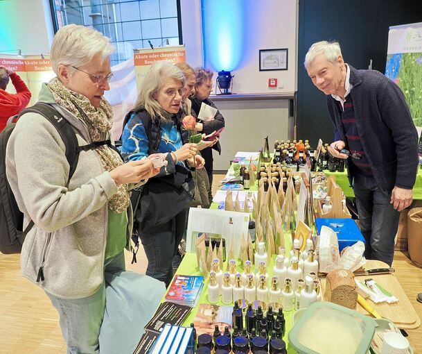 Besucher informieren sich bei der Gesundheitsmesse im Reithaus.