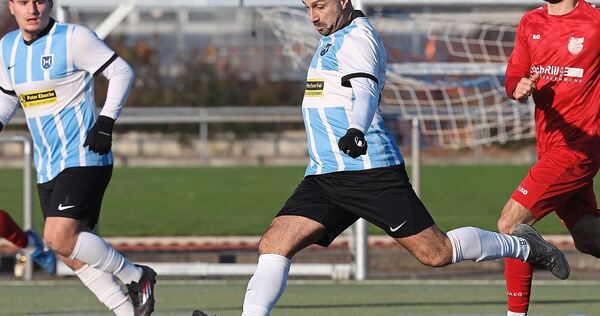 Geht voran: Schwieberdingens Interimscoach Piero Stampete (li.).