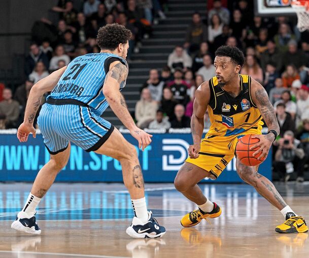 Harte Arbeit: Ludwigsburgs Elijah Hughes (rechts) im Dribbling gegen Devon Daniels.