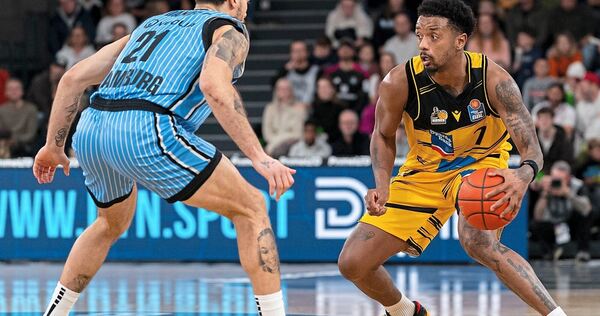 Harte Arbeit: Ludwigsburgs Elijah Hughes (rechts) im Dribbling gegen Devon Daniels.