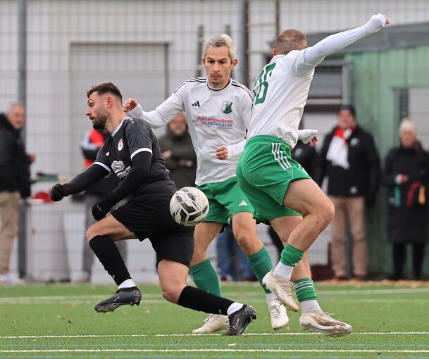 Nächster Erfolg: Heimerdingens Gabriel Fota (Mitte) behält den Überblick.