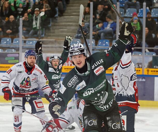Zweifacher Steelers-Torschütze: Der Kanadier Brett Kemp bejubelt den Bietigheimer Führungstreffer zum 1:0 gegen den EHC Freiburg.