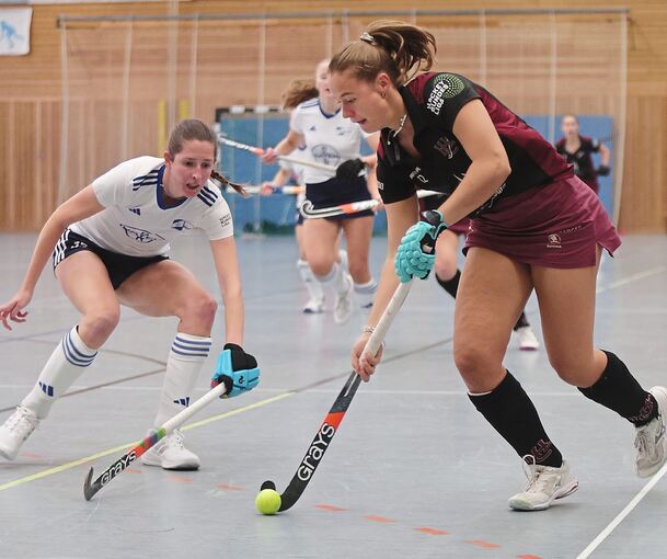Voller Fokus: Ludwigsburgs Jessica Schwarz (rechts) führt den Ball gegen die Druck machende Spielerin des RTHC Leverkusen.