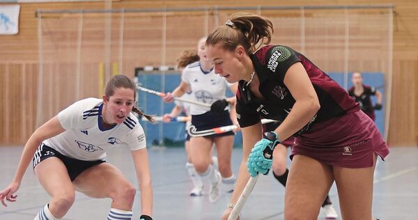 Voller Fokus: Ludwigsburgs Jessica Schwarz (rechts) führt den Ball gegen die Druck machende Spielerin des RTHC Leverkusen.