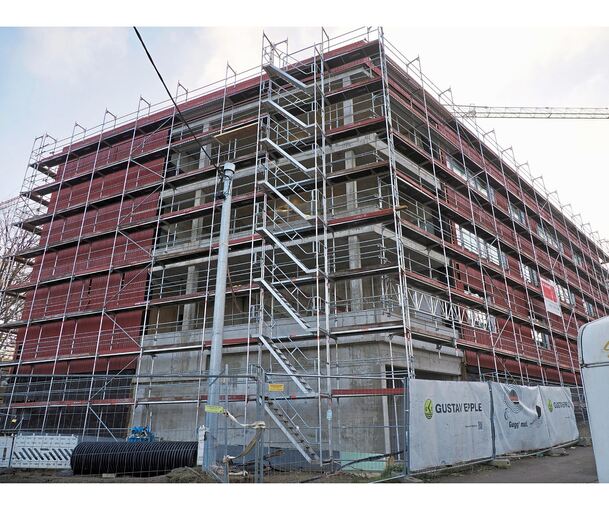 Großflächig werden bereits die Fassadenelemente samt Fenstern an der neuen Gründelbachschule angebracht.