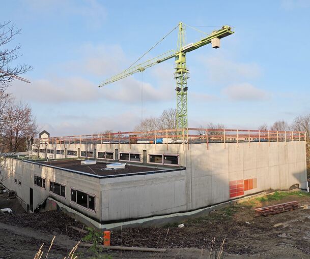 Der Rohbau der neuen Sporthalle im Kasteneck steht.