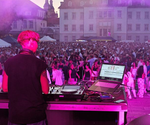 Beim Marktplatzfest in Ludwigsburg kommen alle Generationen auf ihre Kosten. Auf dem Rathaushof feiern vor allem die jüngeren Besucher.