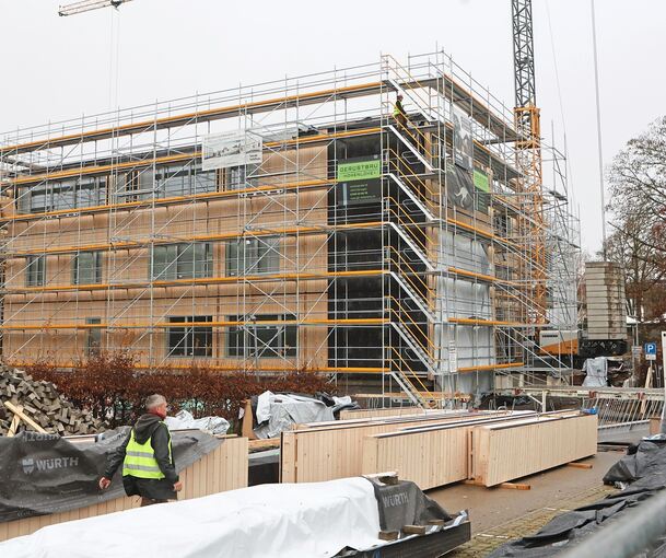 Erweiterung des Baus II: Das Holzbauunternehmen hat Nachträge in Höhe von 420.000 Euro eingereicht.