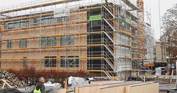 Erweiterung des Baus II: Das Holzbauunternehmen hat Nachträge in Höhe von 420.000 Euro eingereicht.