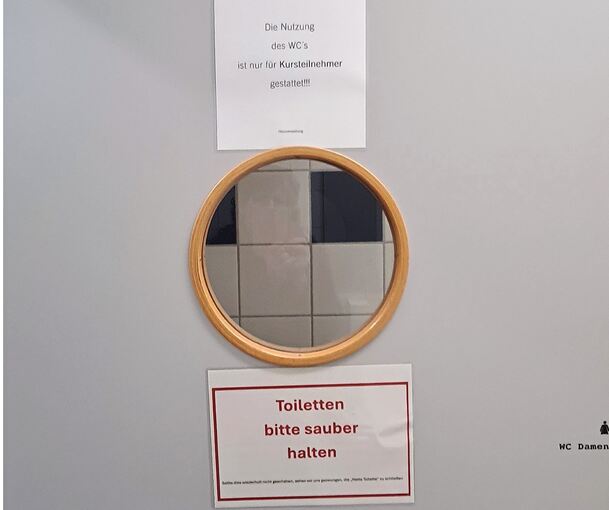 Tür zum Frauenklo im Kulturzentrum: Wer darf die Nette Toilette denn nun nutzen? Da kommen Fragen auf.