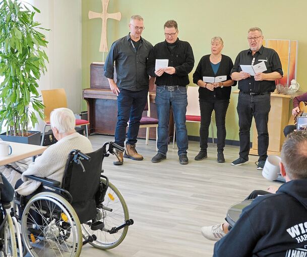 Gemeinsam mit dem Bewohnern und Mitarbeitern wurden zahlreiche Lieder gesungen.