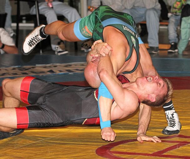 KSV-Athlet Daniel Schweng (unten) muss sich dem Hardter Dmytro Zlatkin geschlagen geben.