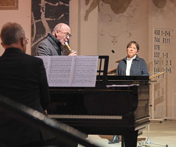 Hans-Jürgen Hufeisen (Flöte) und Thomas Strauß (Flügel) begleiten Margot Käßmann musikalisch.