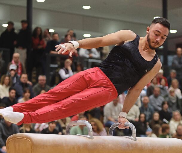 Der Ukrainer Nazar Chepurnyi vom MTV Ludwigsburg am Pauschenpferd beim letzten Saisonwettkampf in der Turn-Bundesliga.