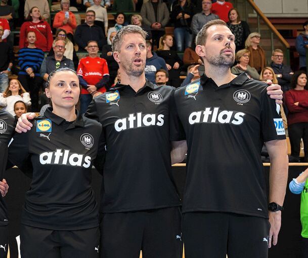 Das Trainerteam der DHB-Auswahl: Torwarttrainerin Jasmina Rebmann-Jankovic, Coach Markus Gaugisch und Co-Trainer Frederick Griesbach.