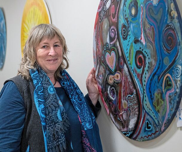 Ute Schoch vor einem von 19 ausgestellten Acrylbildern.