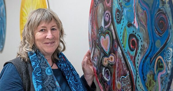 Ute Schoch vor einem von 19 ausgestellten Acrylbildern.