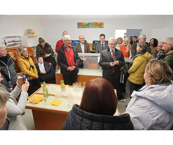 Der Strohgäuladen wurde am Montag bei Sekt und Gebäck offiziell an die Diakonische Bezirksstelle übergeben.