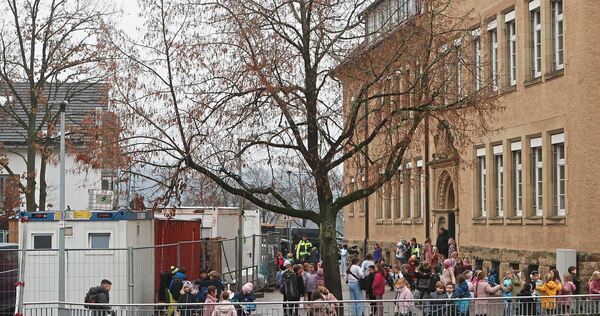 Der durch die Baustelle verkleinerte Schulhof macht den Schulsozialarbeitern die Arbeit nicht leichter.