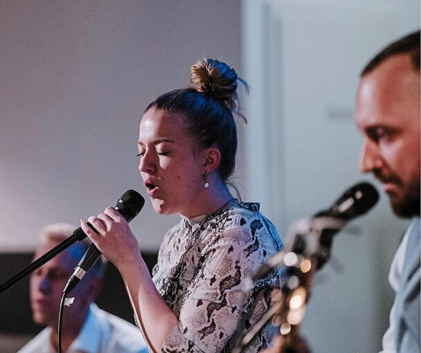 Im neuen Jahr möchte Emily Koko ihr Produzentennetzwerk in Deutschland ausbauen, Konzerte geben, eine EP veröffentlichen.