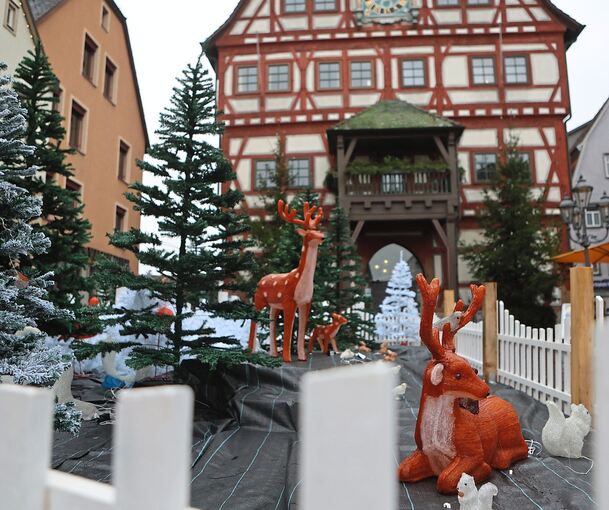 Der Aufbau des Weihnachtswunderlands auf dem Marktplatz läuft.