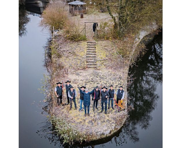 OB Uwe Skrzypek und seine Stocherkahn-Kollegen inspizieren das von der Stadt gekaufte Teilstück der Enzinsel.Foto: Stadtverwaltu OB Uwe Skrzypek und seine Stocherkahn-Kollegen inspizieren das von der Stadt gekaufte Teilstück der Enzinsel.