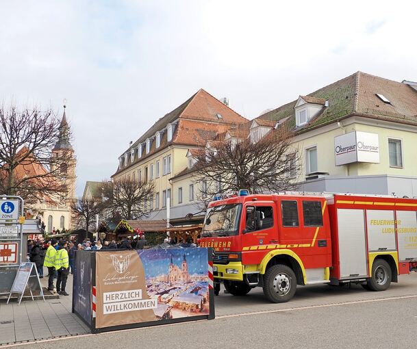 Nach dem Anschlag auf dem Magdeburger Weihnachtsmarkt vor einem Jahr hat anderntags in Ludwigsburg die Feuerwehr ergänzend die Zufahrten zum Markt erschwert.