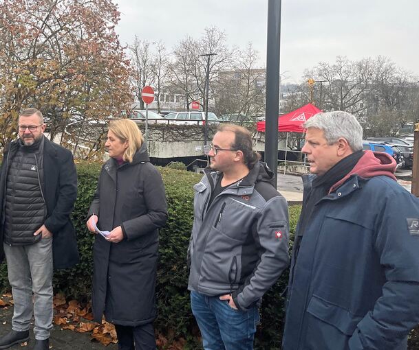 Boris Schwürz (von links), Barbara Resch, Andreas Bohnert und Frank Sell bei Regen am Dienstag zur Pressekonferenz.