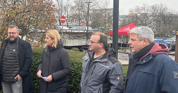 Boris Schwürz (von links), Barbara Resch, Andreas Bohnert und Frank Sell bei Regen am Dienstag zur Pressekonferenz.