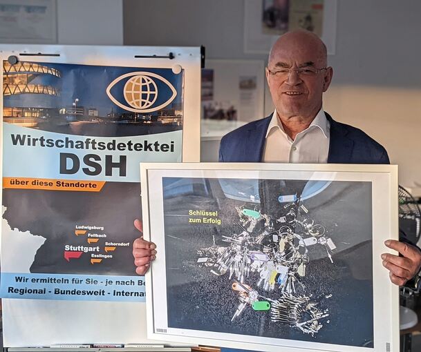 Wolfgang Hasenmaier in seinem Fellbacher Büro. In der Hand hält er ein Bild mit 162 Schlüsseln, die einem Mann geklaut wurden und die der Detektiv wiederbeschafft hat.